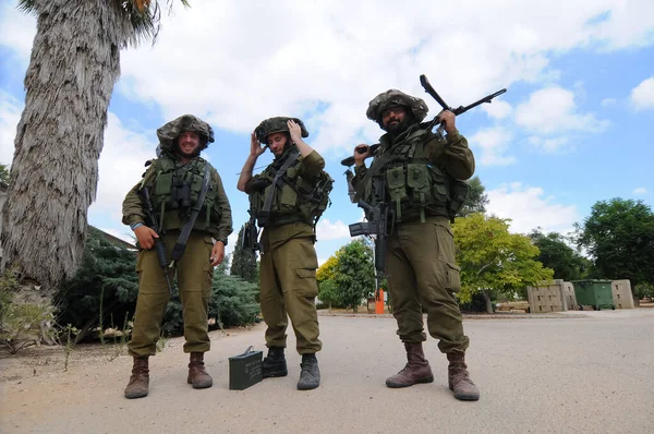 Güney İsrail 17 Temmuz 2014 Kibbutz 'da bir çatışma sırasında Gazze sınırının yanında İsrail askerleri