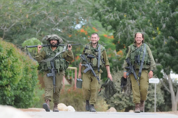 Güney İsrail 17 Temmuz 2014 Kibbutz 'da bir çatışma sırasında Gazze sınırının yanında İsrail askerleri