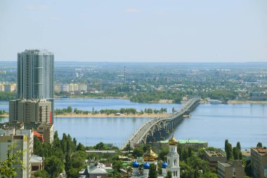 Saratov 'daki Volga nehri üzerindeki köprü.