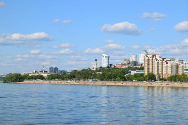  Volga nehrinden Samara şehri manzarası   