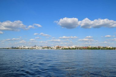  Volga nehrinden Samara şehri manzarası   