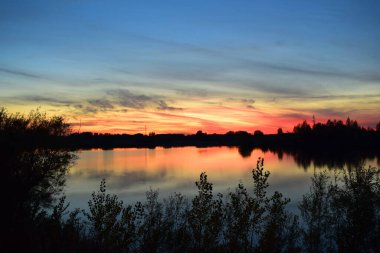 Nehirde yakıcı gün batımı