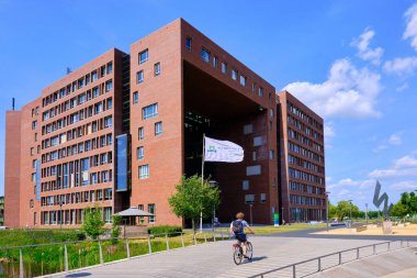 Wageningen, Hollanda, 26 Mayıs 2020: Sunshine 'daki Wageningen Üniversitesi Kampüsü' nde bayraklı ve bisikletli konferans