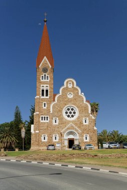Christuskirche, Windhoek, Namibya 'da yer alan tarihi bir kilisedir. Mavi gökyüzü, palmiye ağaçları ve ay