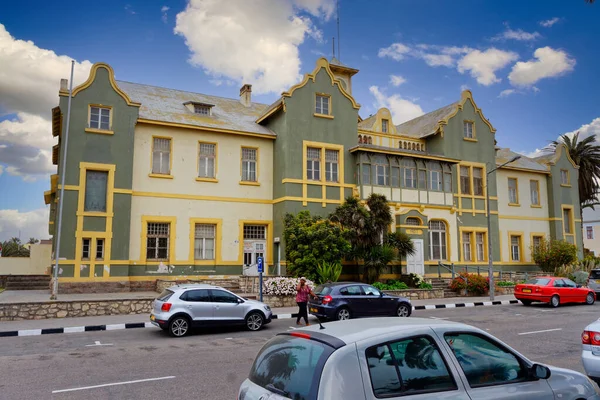 Swakopmund, Namibya - 25 Kasım 2015: Swakopmund Şehri, Koloni Evi, Swakopmund, Namibya, Afrika. Mavi güneşli gökyüzü