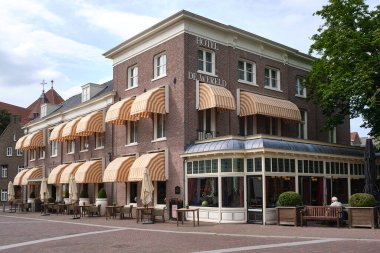 Wageningen, Hollanda, 9 Haziran 2020: Hollanda, Wageningen 'de Hotel de Wereld. Güneşli bir günde Bulutlu mavi gökyüzü