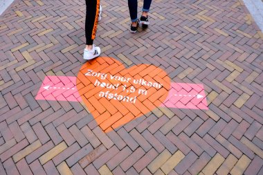 Hollanda 'nın Ede kenti, 20 Haziran 2020: Hollanda' da sokakta çizim yapmak, birbirinize bakmak 1,5 metre sosyal mesafeyi ve alışveriş bölgesini korumak. Yürüyen insanlar