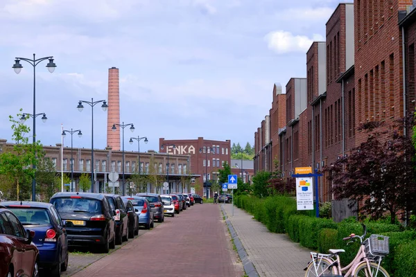 Rue, maisons neuves, ancienne usine Enka ancienne cheminée. Nouvelle zone résidentielle après assainissement des sols. Problème pollution des eaux souterraines. Ede, Pays-Bas, le 20juin2020 — Photo