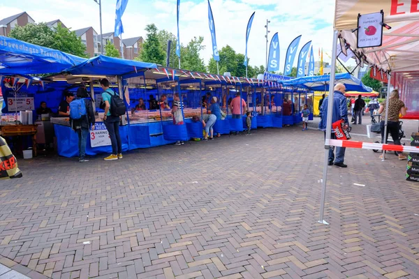 Ede, Nederland, juni20,2020: Verse markt, nieuwe haring, visstand op sociale afstand 1,5 meter en plastic panelen corona, covid-19 regels — Stockfoto