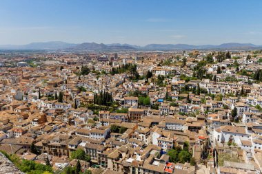 Alhambra Kalesi, Endülüs, İspanya 'dan Granada' nın hava manzarası. Arkaplanda dağ aralığı