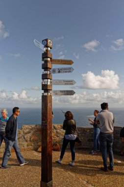 Cape Town, Güney Afrika, 13 Kasım 2015: Şehirler posta direği direği. Umut Burnu, turistler, mavi gökyüzü ve okyanus arka planda.