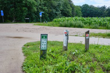 Bennekom-Hollanda-7 Haziran 2020: Hollanda bisiklet yolu Bennekom, Veluwe kırsalında kavşak işaretleri veriyor. Başlangıç noktası ve göçmen kuş rotası