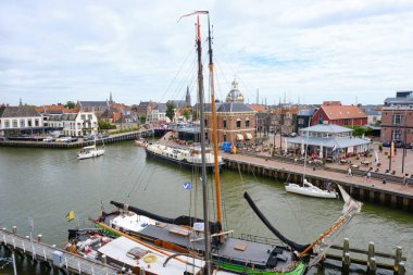 Harlingen, Hollanda, 23 Temmuz 2020: Harlingen, Friesland havadan görüşü. Yelkenli gemileri, direkleri, yatları ve eski köy merkezi olan Marina..