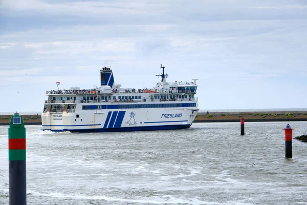 네덜란드하를 링겐, 2020 년 7 월 23 일: 관광객을 태운 프리슬란트 여객선이 웨든 해를 건너 테르 셸레로 가는 중에 하를링 항을 출발하다. — 스톡 사진