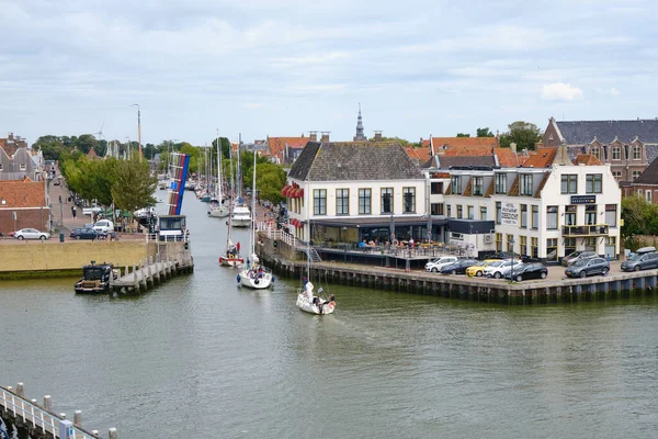 Harlingen, 23 juli 2020: Luchtfoto van Harlingen, Friesland. Marina met zeilschepen, masten en jachten en oud dorpscentrum. — Stockfoto