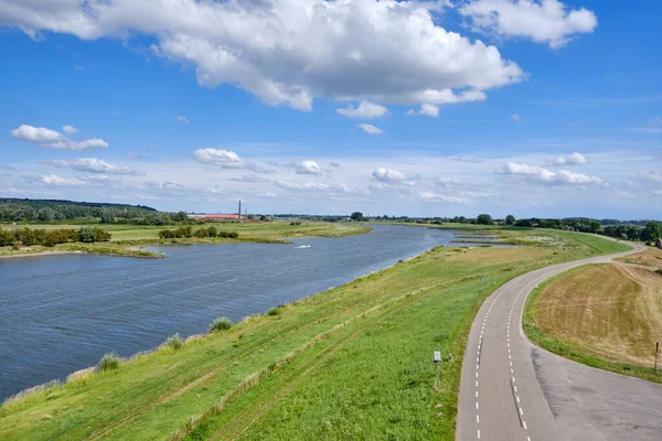 Tipik Hollanda nehir manzarası, inekler, çayırlar, taşkın ovaları, karayolu ve Wageningen, Gelderland, Hollanda yakınlarındaki nehir kıvrımlı Ren nehri.