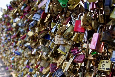 Paris, Fransa 'daki Pont-Neuf, Pont de lArcheveche ve Pont des Arts köprüsündeki birçok aşk kilidinin yakın ve seçici odak noktası.
