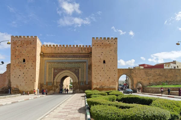 Meknes, Fas - 17 bin 2018: Bab el-Khemis kapılı eski şehir duvarı, eski şehrin girişi. İnsanlar yürüyor ve eski arabalar geçiyor. Güneşli bir günde mavi gökyüzü