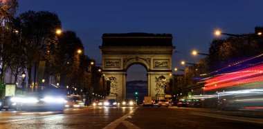 Arc de Triomphe, Paris şehri, Arch of Triumph ve Champs Elysees, hareket halindeki arabalarla. Uzun pozlu çekim