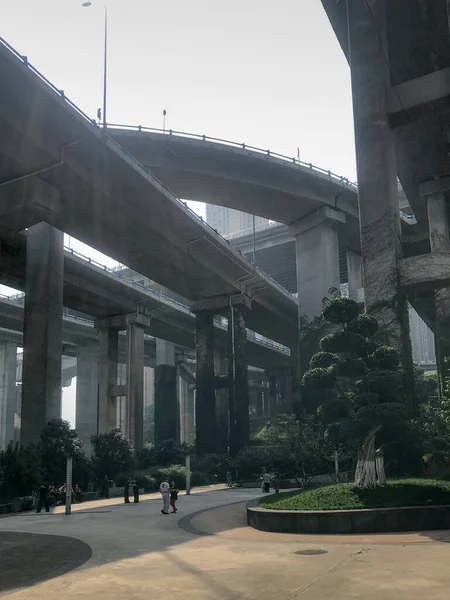 Schöner Park Unter Autobahnbrücken Chonqing China — Stockfoto