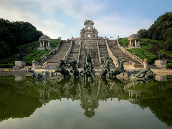 杭州公園 様々なフランス風のモニュメント ストック画像