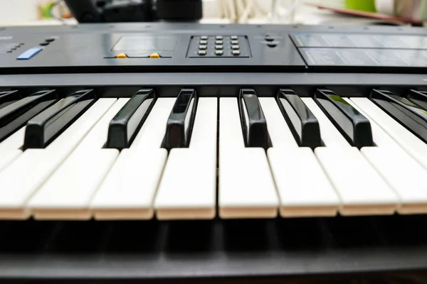 Hudební klávesnice izolovaná, pohled zepředu s perspektivou — Stock fotografie