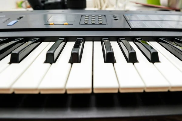 Teclado de música isolado, vista frontal com perspectiva — Fotografia de Stock