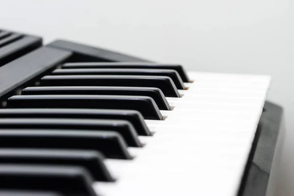Tastatură muzicală izolată, vedere laterală — Fotografie, imagine de stoc