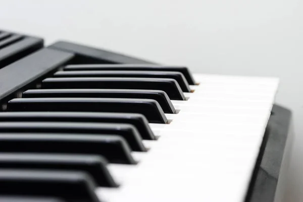 Teclado de música aislado, vista lateral — Foto de Stock