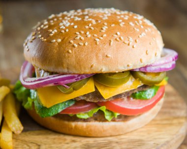 Taze lezzetli hamburger, pastırma, peynir, domates, patates kızartması soğan ve marul.