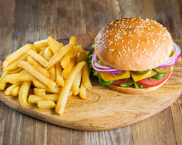 Taze lezzetli hamburger, pastırma, peynir, domates, patates kızartması soğan ve marul.