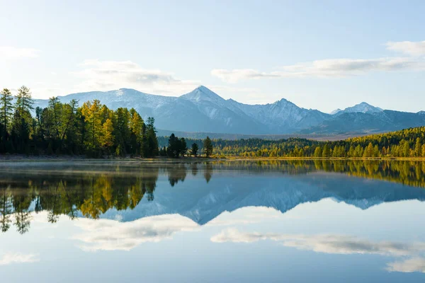 Lago, Altai, día de otoño. Taiga, hermoso cielo, montañas y reflejos de montaña en el lago . — Foto de Stock