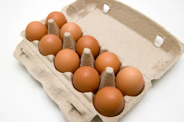 Uova in imballaggi di cartone isolate su fondo bianco — Foto Stock
