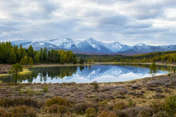 Lago, Altai, Siberia, un día nublado de otoño. Taiga, hermoso cielo, montañas — Foto de Stock