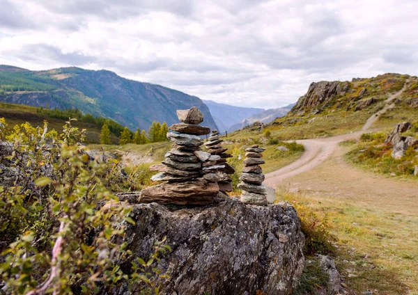 Tres pilas de piedras a lo largo de una ruta de senderismo en las montañas de Altai — Foto de Stock