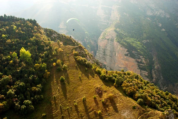 Panorama de la garganta de Chegem. Observado desde la altura del vuelo en parapente — Foto de Stock