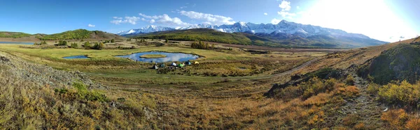 Banner, Altai, panoramatický výhled na jezero a hory na pozadí lesa, turistický kemp, podzim, modrá obloha, jasný den. — Stock fotografie