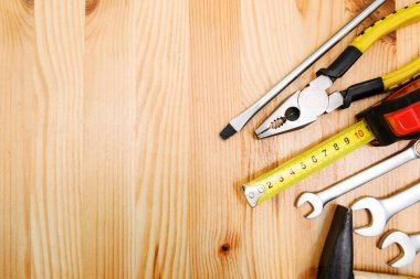 Tahta bir masanın üstünde metin için alanı olan bir takım araçlar