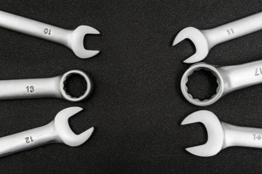 Grup krom kaplama İngiliz anahtarı. Siyah bir yardım geçmişinde izole edilmiş..