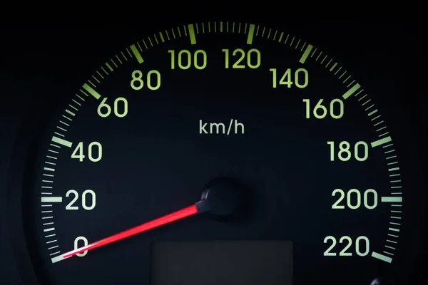 Nahaufnahme eines glühend schwarzen Auto-Tachometers mit einem roten Pfeil, der 0 anzeigt — Stockfoto