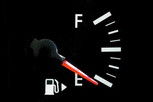 Indicador de combustible del coche Mostrando vacío, de cerca — Foto de Stock