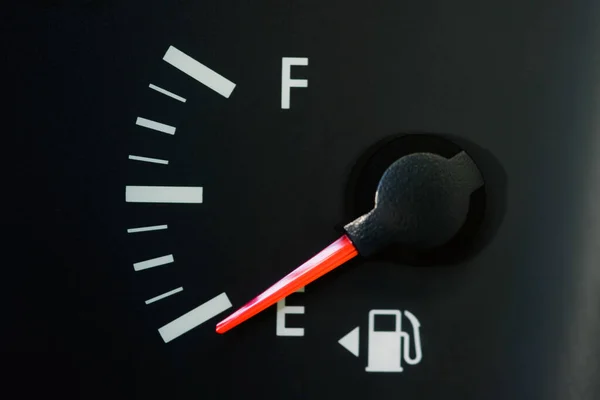Indicador de combustible del coche Mostrando vacío, de cerca — Foto de Stock