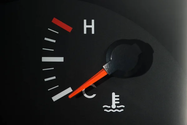 El indicador de temperatura del refrigerante de los coches en el salpicadero, un poco de color, muestra la temperatura mínima . — Foto de Stock