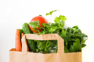 Süpermarket konsepti vejetaryen gıda alışverişi, kağıt torba içinde üst manzara..