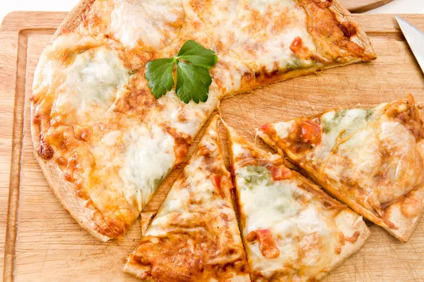 İtalyan pizzası Margarita mozzarella peyniri ve maydanozlu ahşap kesim tahtasında. — Stok fotoğraf