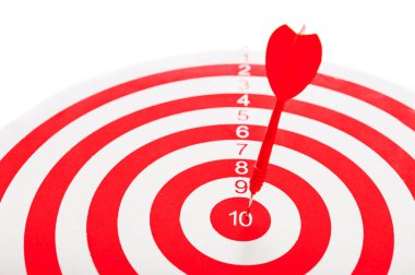 Beyaz arka planda kırmızı bir dartla Duvarda Bir Hedefin Gözünün Yakın Çekimi.