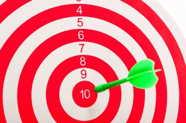 Hedefi vurmak için yeşil bir dartla tam isabet, başarı..