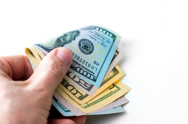 Beyaz arka planda 100 dolardan fazla parası olan bir adam, rüşvet, ödeme....