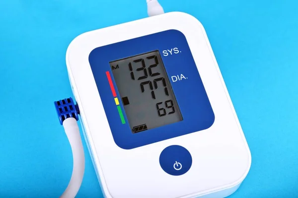 Cyfrowy monitor ciśnienia krwi na niebieskim tle, zbliżenie, wykazuje wysokie ciśnienie krwi Zdjęcia Stockowe bez tantiem