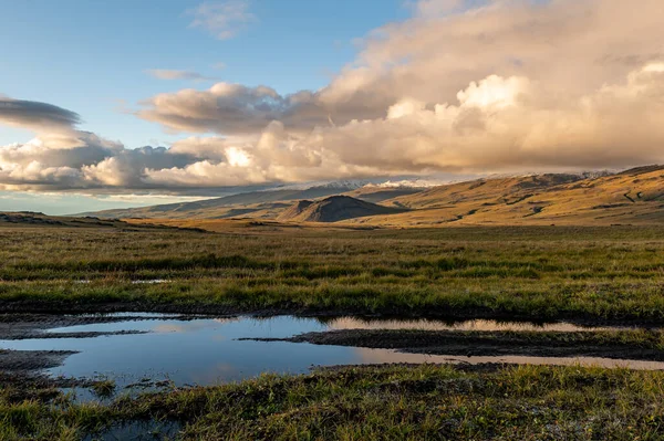 Paysage étonnant et magnifique du ciel couchant sur fond de collines et d'espaces ouverts, Kamchatka, Russie — Photo